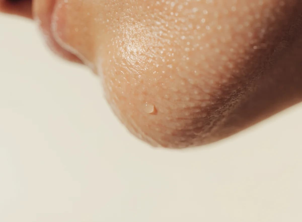 Imagen editorial de piel con textura natural y una gota de agua